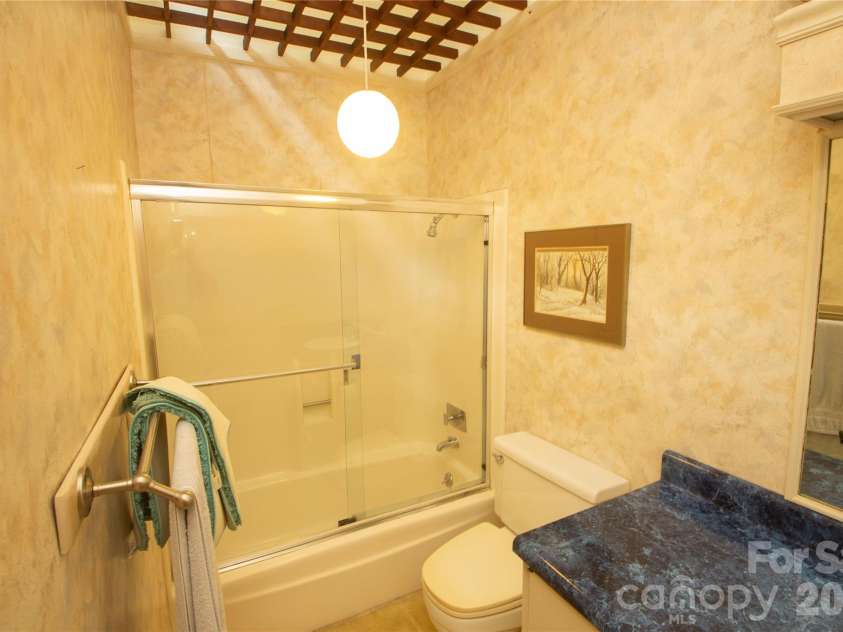 2638 Rolling Hills Drive, Monroe, NC 28110.  MLS# CAR4394198, YatesRealty ID 32619. Hallway full bath.