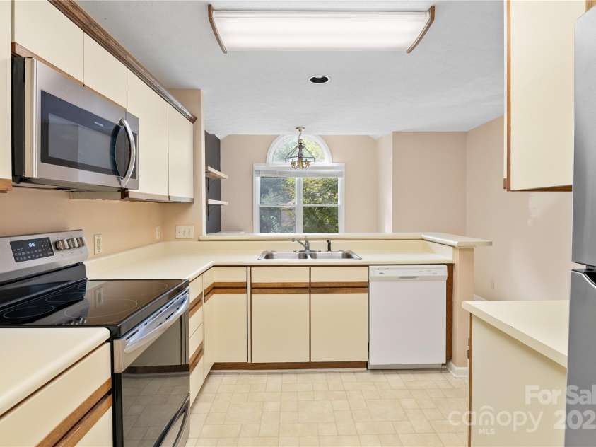 131 Jenny Lind Drive, Hendersonville, NC 28791.  MLS# CAR4294642, YatesRealty ID 3262. 