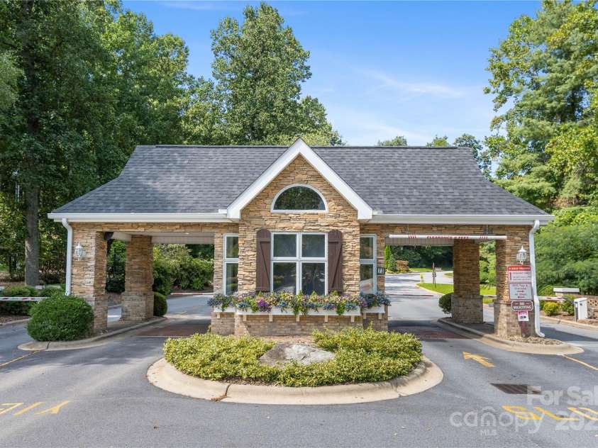 131 Jenny Lind Drive, Hendersonville, NC 28791.  MLS# CAR4294642, YatesRealty ID 3262. 