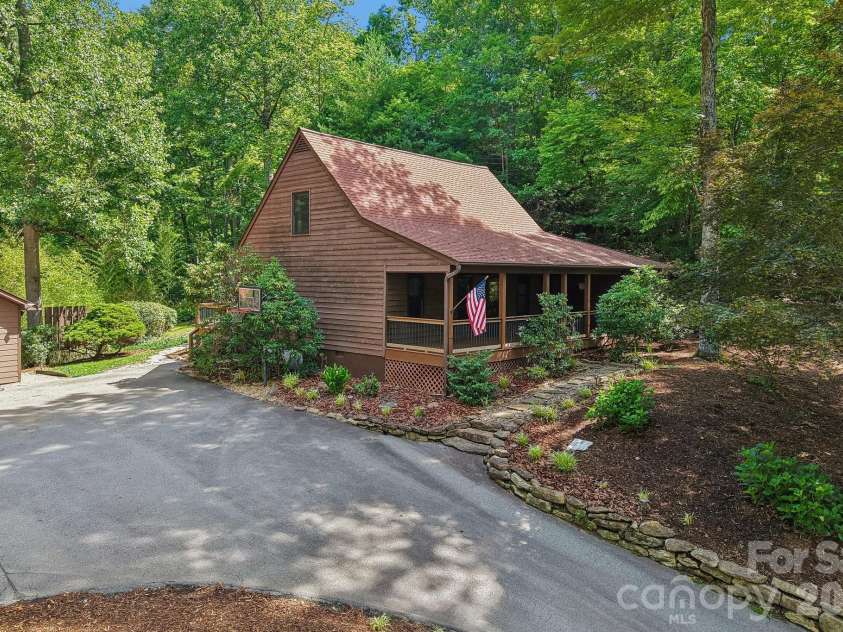 1952 Davis Mountain Road, Hendersonville, NC 28739.  MLS# CAR4394172, YatesRealty ID 32620. 