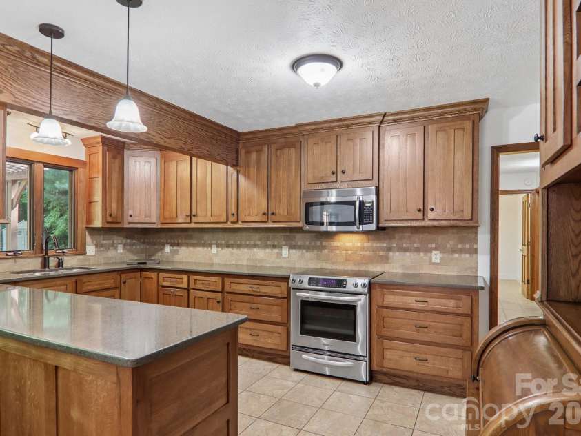 1952 Davis Mountain Road, Hendersonville, NC 28739.  MLS# CAR4394172, YatesRealty ID 32620. 