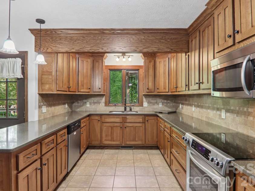 1952 Davis Mountain Road, Hendersonville, NC 28739.  MLS# CAR4394172, YatesRealty ID 32620. 