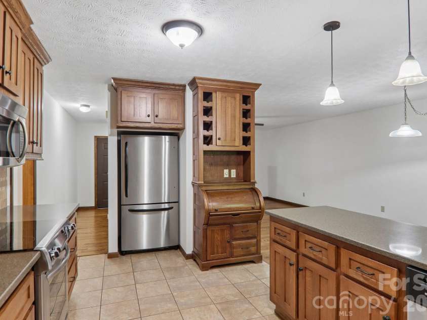 1952 Davis Mountain Road, Hendersonville, NC 28739.  MLS# CAR4394172, YatesRealty ID 32620. 