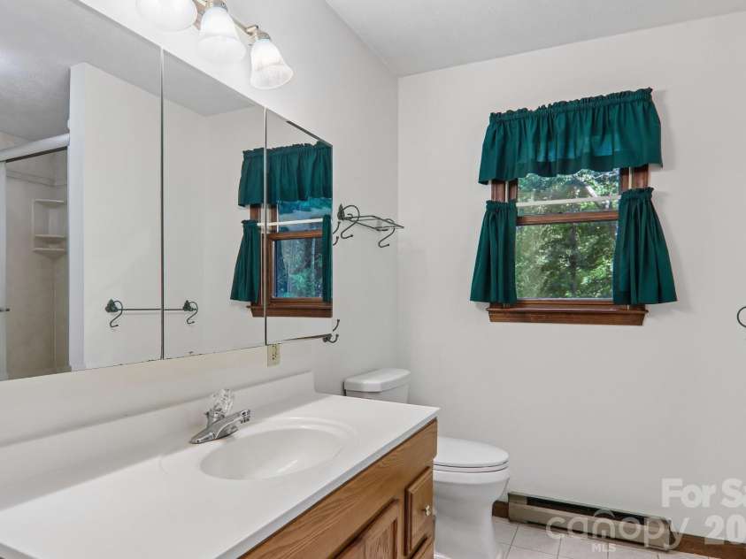 1952 Davis Mountain Road, Hendersonville, NC 28739.  MLS# CAR4394172, YatesRealty ID 32620. 