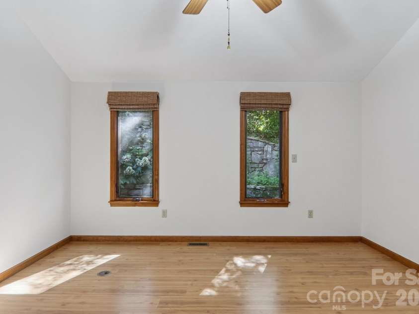 1952 Davis Mountain Road, Hendersonville, NC 28739.  MLS# CAR4394172, YatesRealty ID 32620. 