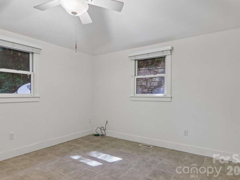 1952 Davis Mountain Road, Hendersonville, NC 28739.  MLS# CAR4394172, YatesRealty ID 32620. 
