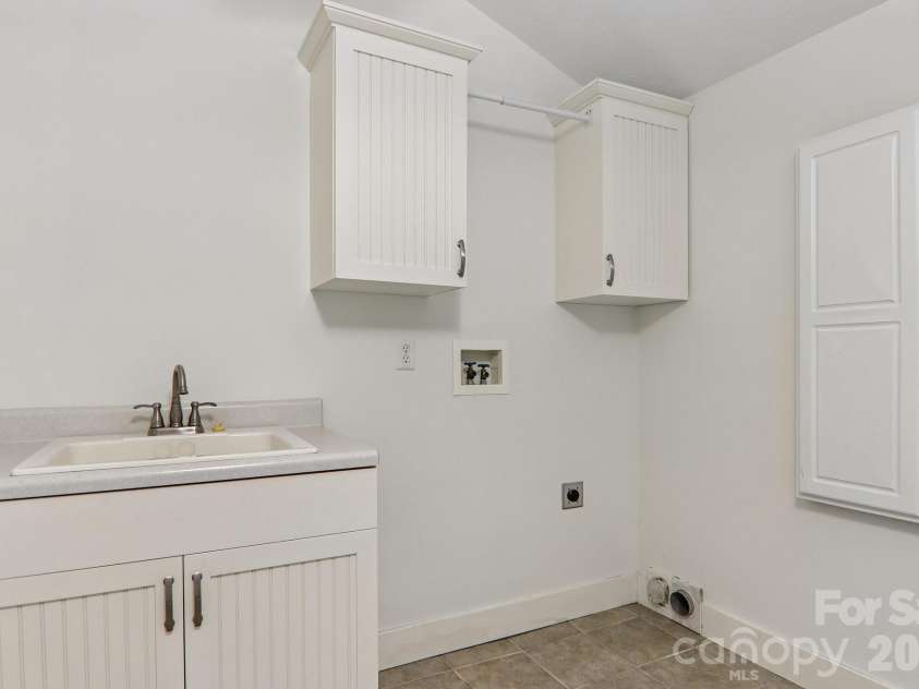 1952 Davis Mountain Road, Hendersonville, NC 28739.  MLS# CAR4394172, YatesRealty ID 32620. 