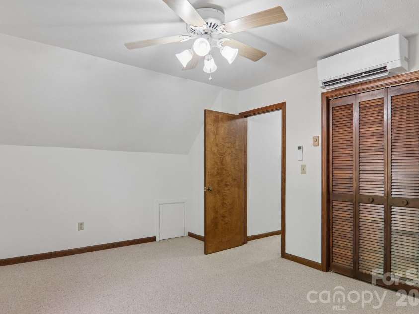 1952 Davis Mountain Road, Hendersonville, NC 28739.  MLS# CAR4394172, YatesRealty ID 32620. 