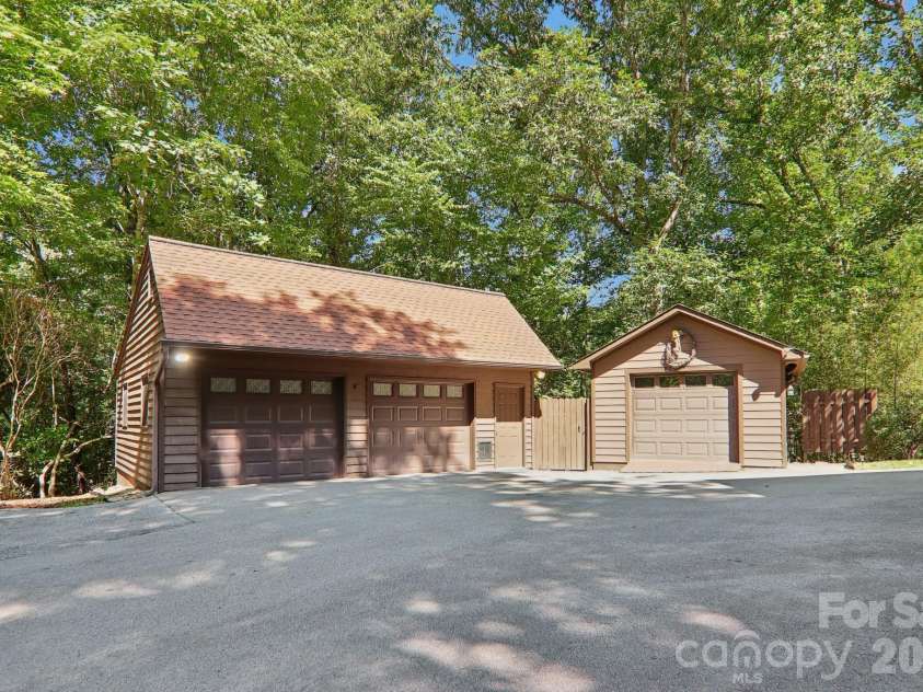 1952 Davis Mountain Road, Hendersonville, NC 28739.  MLS# CAR4394172, YatesRealty ID 32620. 