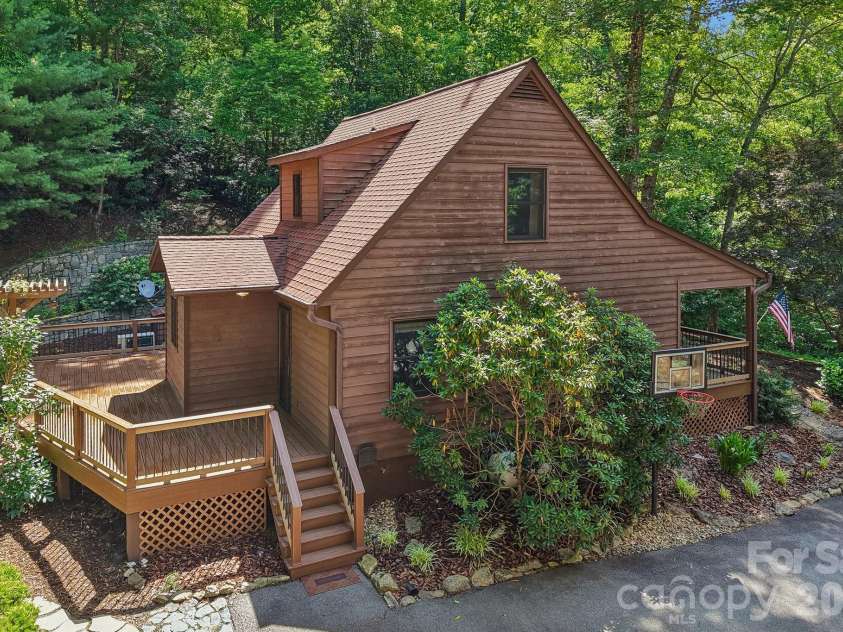 1952 Davis Mountain Road, Hendersonville, NC 28739.  MLS# CAR4394172, YatesRealty ID 32620. 