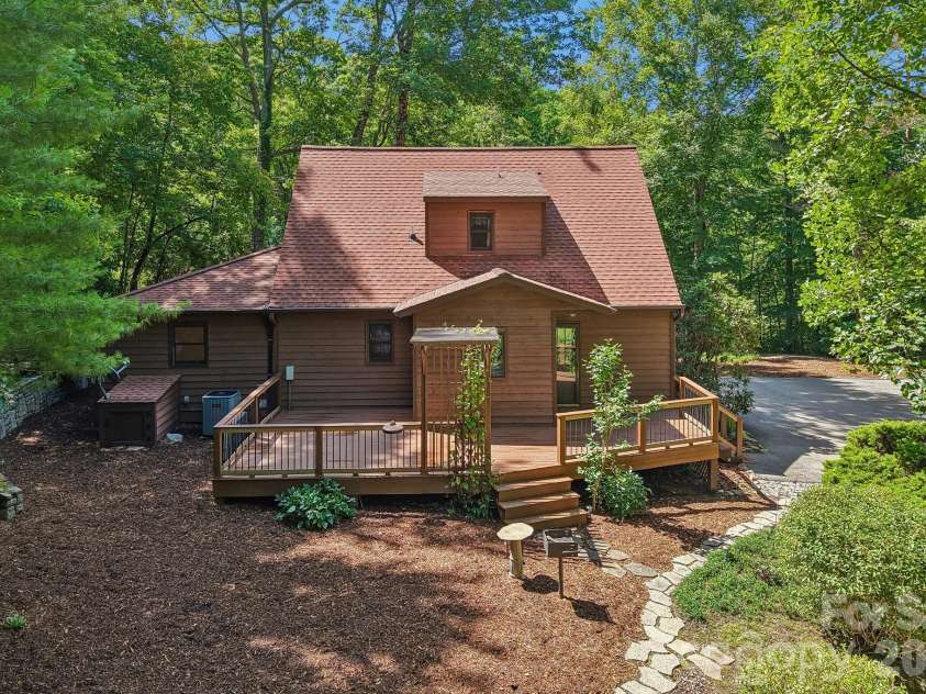 1952 Davis Mountain Road, Hendersonville, NC 28739.  MLS# CAR4394172, YatesRealty ID 32620. 