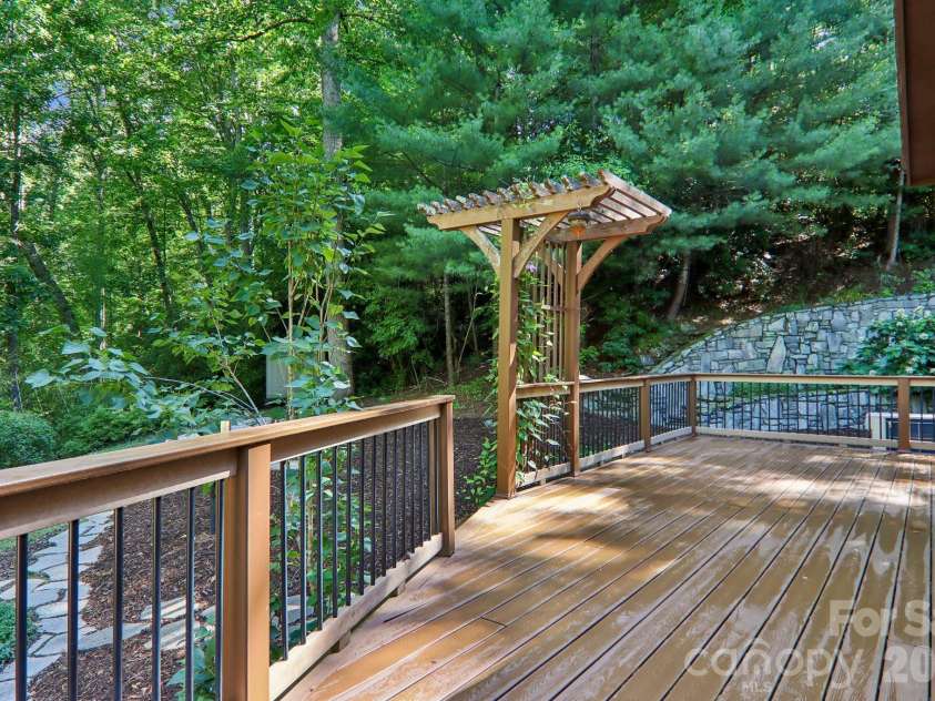 1952 Davis Mountain Road, Hendersonville, NC 28739.  MLS# CAR4394172, YatesRealty ID 32620. 