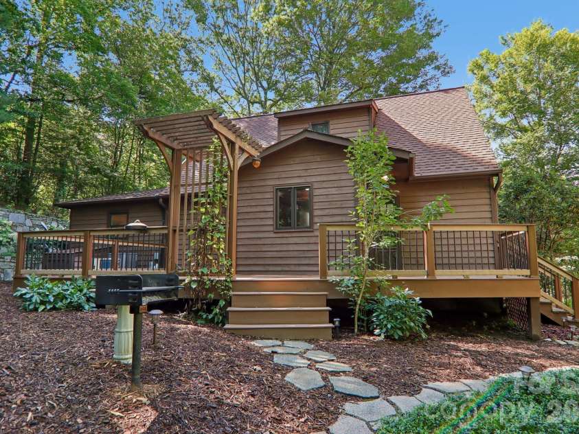 1952 Davis Mountain Road, Hendersonville, NC 28739.  MLS# CAR4394172, YatesRealty ID 32620. 