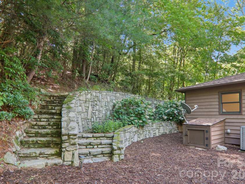 1952 Davis Mountain Road, Hendersonville, NC 28739.  MLS# CAR4394172, YatesRealty ID 32620. 