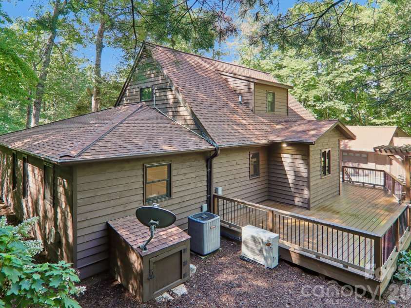 1952 Davis Mountain Road, Hendersonville, NC 28739.  MLS# CAR4394172, YatesRealty ID 32620. 