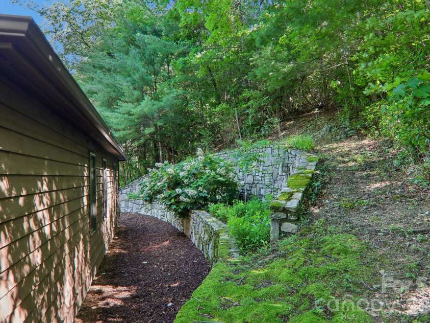 1952 Davis Mountain Road, Hendersonville, NC 28739.  MLS# CAR4394172, YatesRealty ID 32620. 