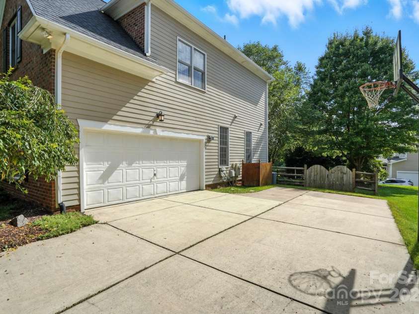 16135 Hallaton Drive, Huntersville, NC 28078.  MLS# CAR4291931, YatesRealty ID 32622. 