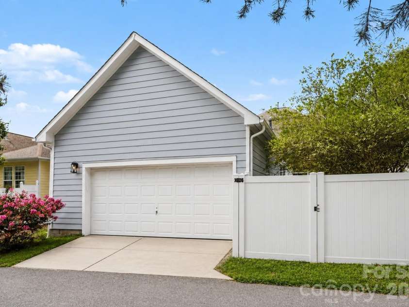 1205 Gainsborough Drive, Matthews, NC 28104.  MLS# CAR4392209, YatesRealty ID 32623. 