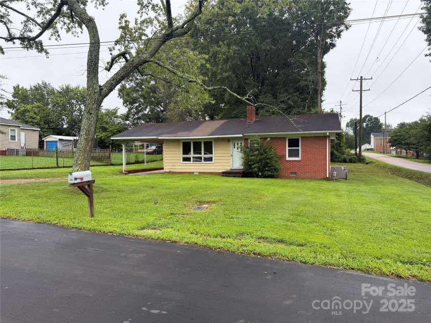 103 18th Street, Kannapolis, NC 28081.  MLS# CAR4290631, YatesRealty ID 32624. 