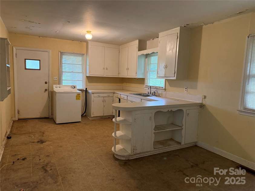 103 18th Street, Kannapolis, NC 28081.  MLS# CAR4290631, YatesRealty ID 32624. 