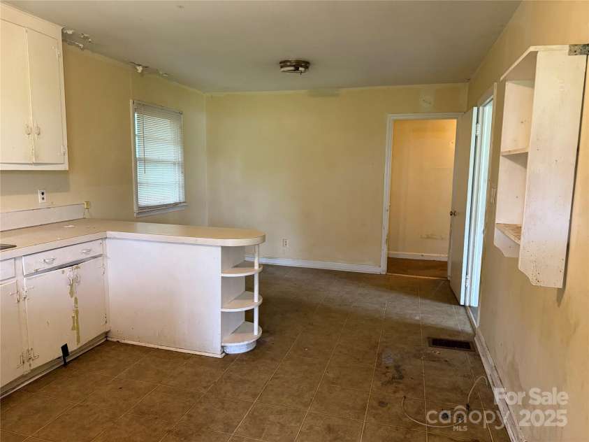 103 18th Street, Kannapolis, NC 28081.  MLS# CAR4290631, YatesRealty ID 32624. 