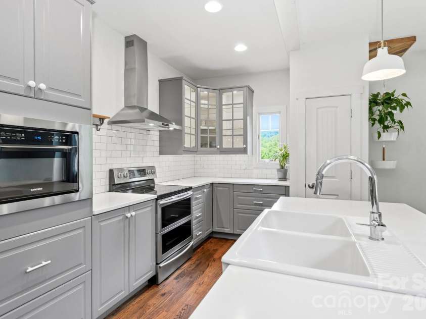 45 Barebridge Hills Drive, Asheville, NC 28804.  MLS# CAR4393566, YatesRealty ID 32625. 