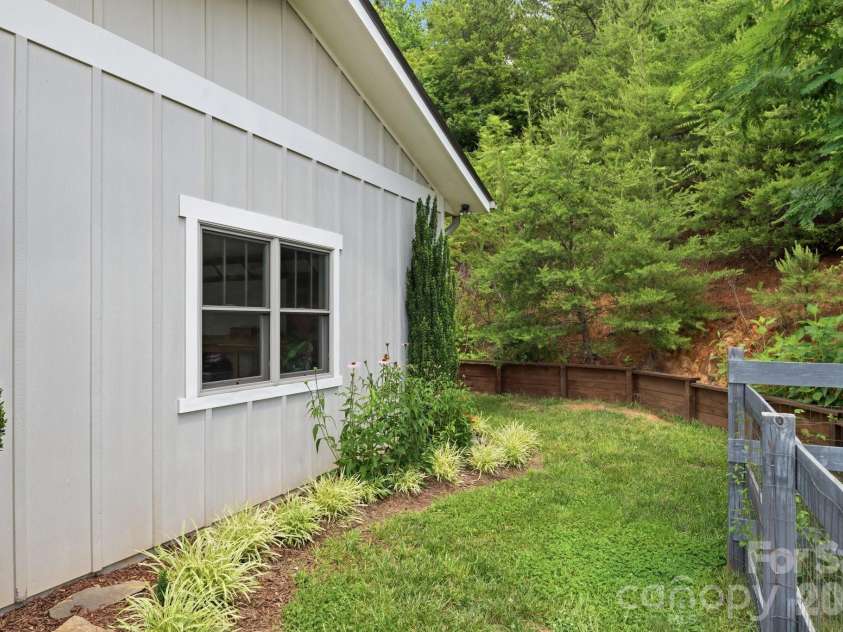 45 Barebridge Hills Drive, Asheville, NC 28804.  MLS# CAR4393566, YatesRealty ID 32625. 