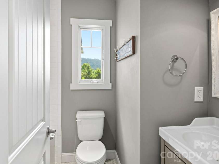 45 Barebridge Hills Drive, Asheville, NC 28804.  MLS# CAR4393566, YatesRealty ID 32625. En Suite BR Upper Level
