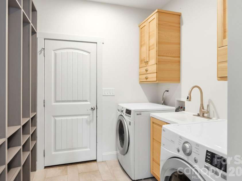 45 Barebridge Hills Drive, Asheville, NC 28804.  MLS# CAR4393566, YatesRealty ID 32625. Laundry/Mud Room