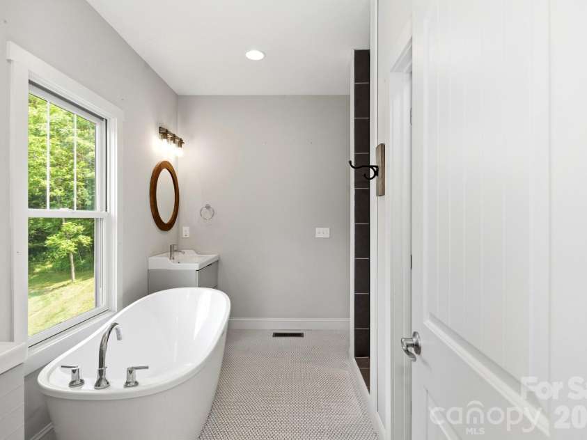 45 Barebridge Hills Drive, Asheville, NC 28804.  MLS# CAR4393566, YatesRealty ID 32625. Primary Bath