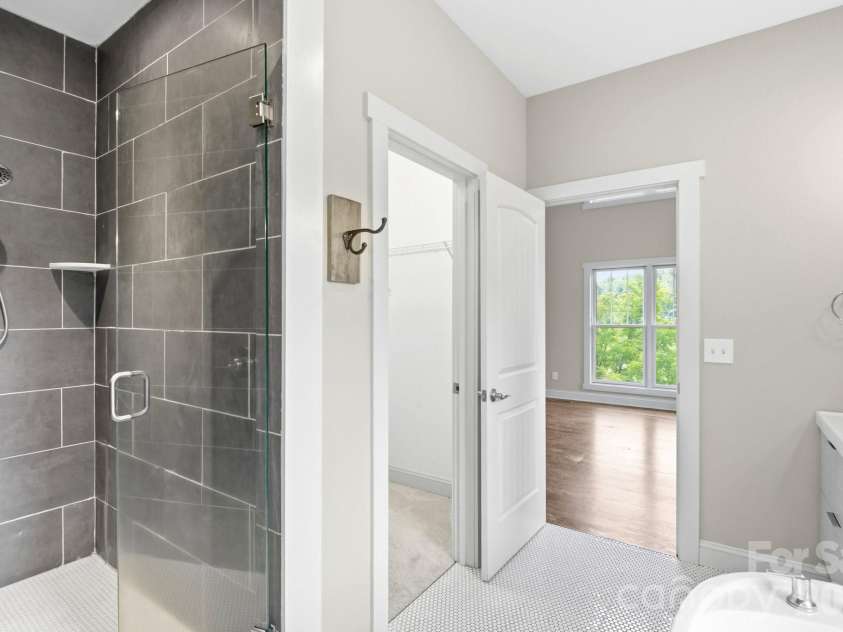45 Barebridge Hills Drive, Asheville, NC 28804.  MLS# CAR4393566, YatesRealty ID 32625. Primary Bath