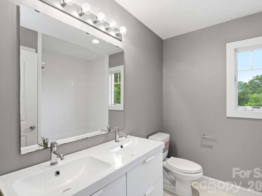 45 Barebridge Hills Drive, Asheville, NC 28804.  MLS# CAR4393566, YatesRealty ID 32625. Upper Level Full Bath