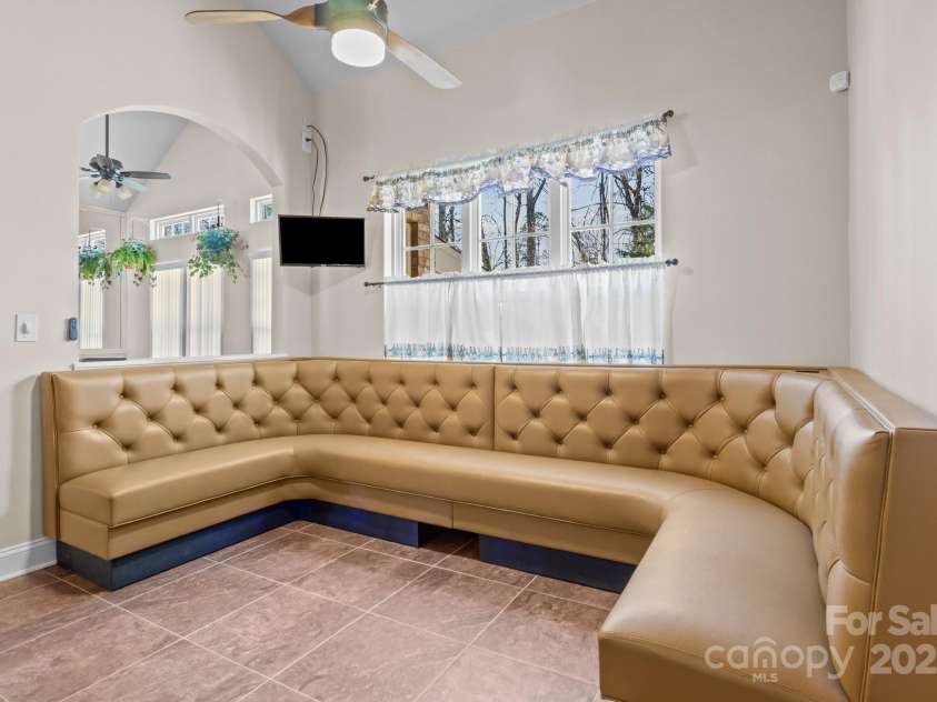 10179 Claybrooke Drive, Charlotte, NC 28262.  MLS# CAR4281474, YatesRealty ID 32627. Eat-in breakfast area