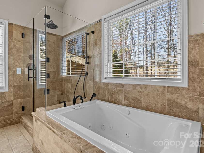 10179 Claybrooke Drive, Charlotte, NC 28262.  MLS# CAR4281474, YatesRealty ID 32627. Primay Bathroom with jacuzi tub