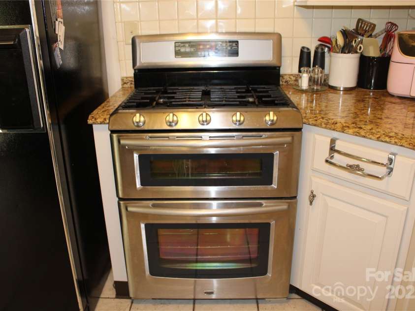 116 Woodbark Lane, Kings Mountain, NC 28086.  MLS# CAR4268258, YatesRealty ID 32630. Double oven Gas Range