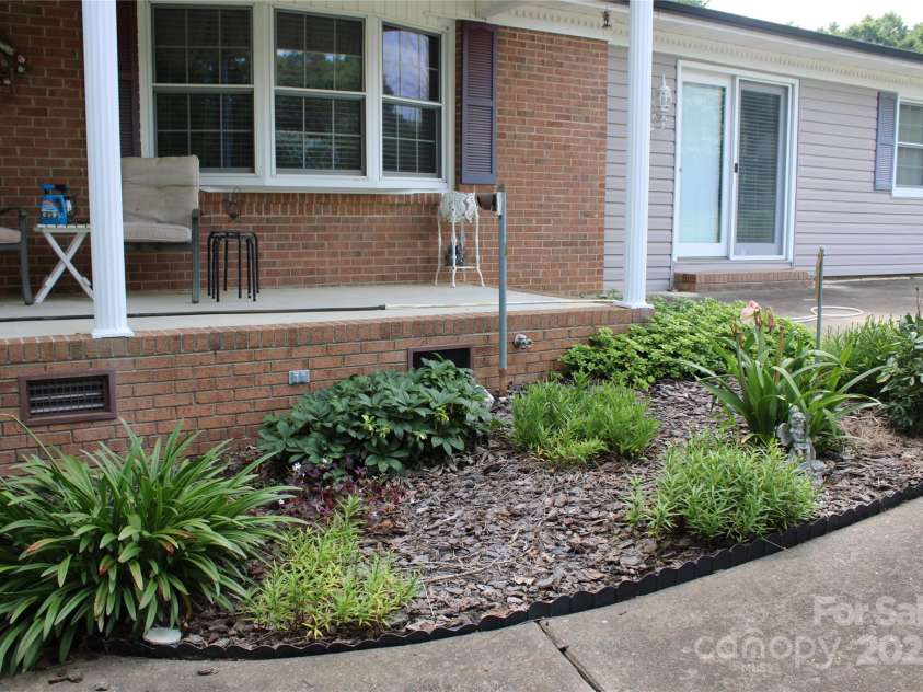 116 Woodbark Lane, Kings Mountain, NC 28086.  MLS# CAR4268258, YatesRealty ID 32630. Landscaping