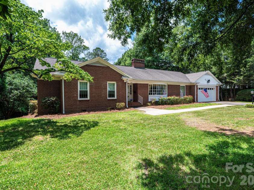 1807 5th Street, Hickory, NC 28601.  MLS# CAR4394751, YatesRealty ID 32630. 