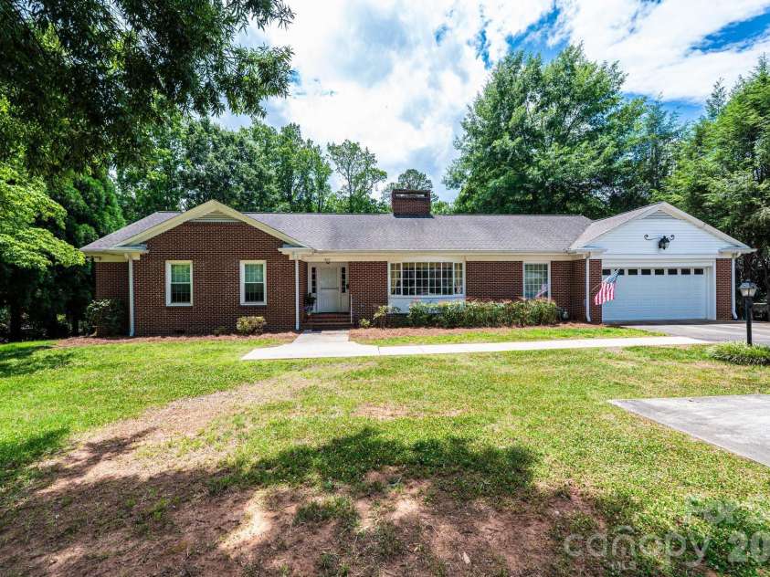 1807 5th Street, Hickory, NC 28601.  MLS# CAR4394751, YatesRealty ID 32630. 