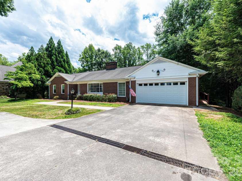 1807 5th Street, Hickory, NC 28601.  MLS# CAR4394751, YatesRealty ID 32630. 