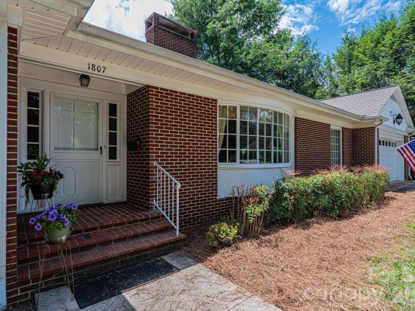 1807 5th Street, Hickory, NC 28601.  MLS# CAR4394751, YatesRealty ID 32630. 