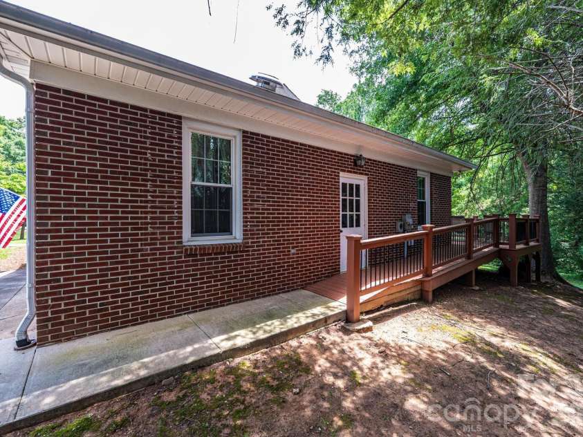 1807 5th Street, Hickory, NC 28601.  MLS# CAR4394751, YatesRealty ID 32630. 