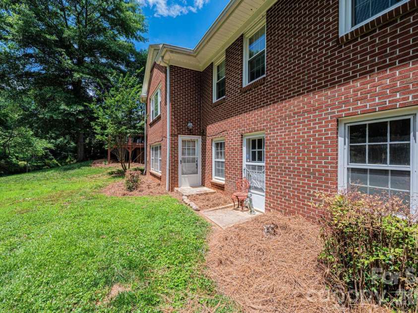 1807 5th Street, Hickory, NC 28601.  MLS# CAR4394751, YatesRealty ID 32630. 