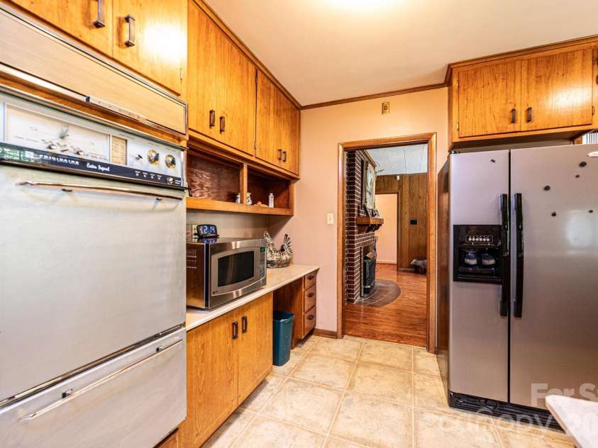 1807 5th Street, Hickory, NC 28601.  MLS# CAR4394751, YatesRealty ID 32630. 