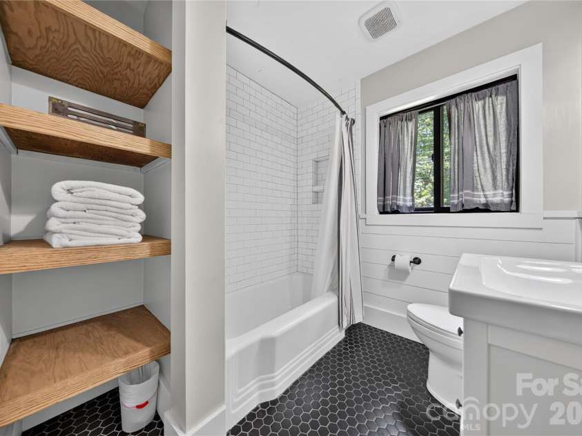 1721 Merry Oaks Road, Charlotte, NC 28205.  MLS# CAR4393637, YatesRealty ID 32633. Bathroom 2