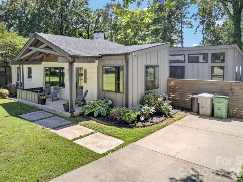 1721 Merry Oaks Road, Charlotte, NC 28205.  MLS# CAR4393637, YatesRealty ID 32633. Front Exterior