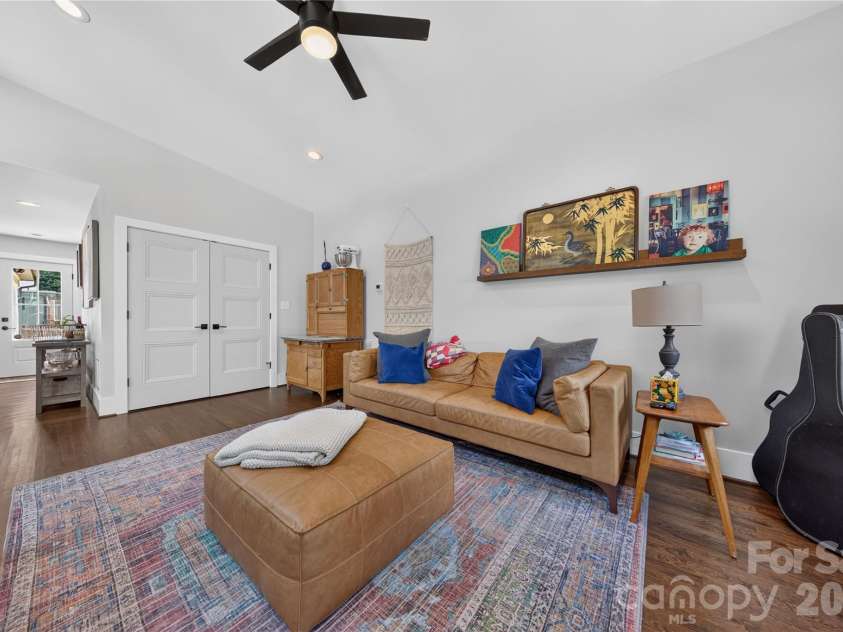 1721 Merry Oaks Road, Charlotte, NC 28205.  MLS# CAR4393637, YatesRealty ID 32633. Great Room