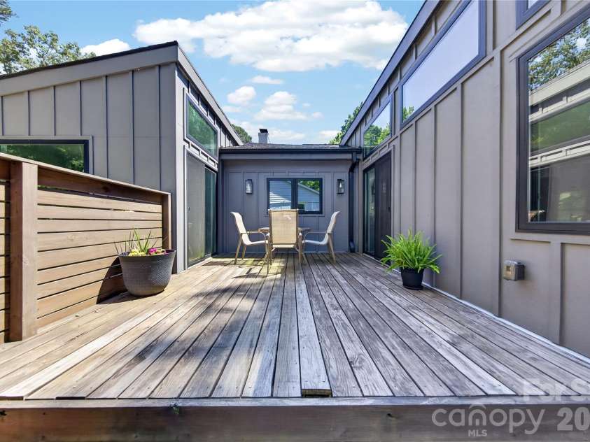 1721 Merry Oaks Road, Charlotte, NC 28205.  MLS# CAR4393637, YatesRealty ID 32633. Grilling Deck