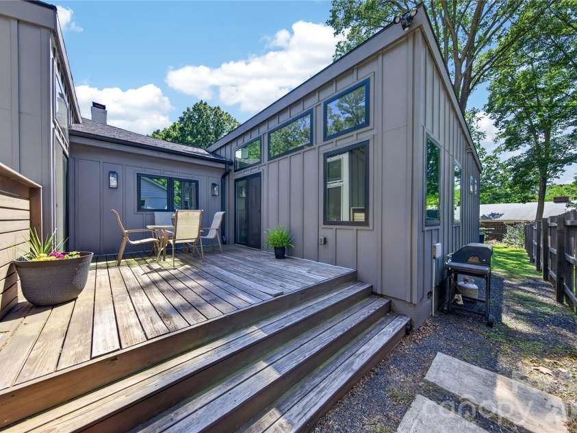 1721 Merry Oaks Road, Charlotte, NC 28205.  MLS# CAR4393637, YatesRealty ID 32633. Grilling Deck