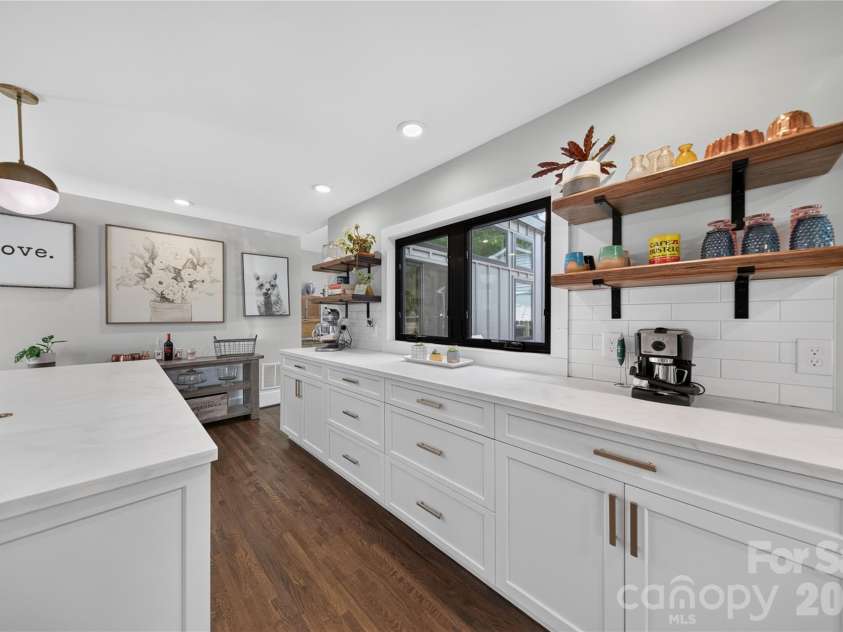 1721 Merry Oaks Road, Charlotte, NC 28205.  MLS# CAR4393637, YatesRealty ID 32633. Kitchen