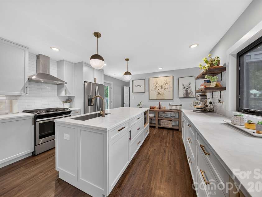 1721 Merry Oaks Road, Charlotte, NC 28205.  MLS# CAR4393637, YatesRealty ID 32633. Kitchen